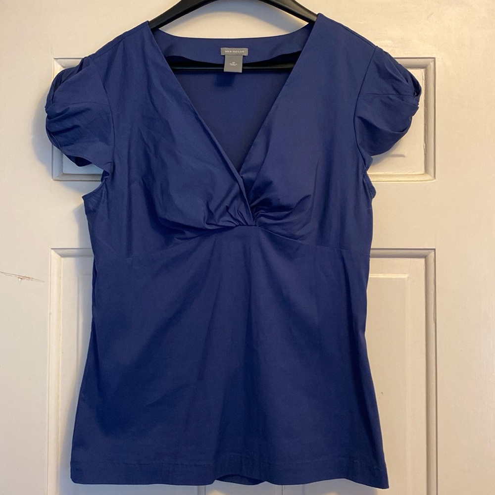 Women’s Ann Taylor v-neck top, size 10.